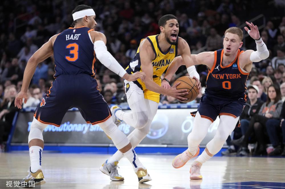 观众们翘首 观众们翘首