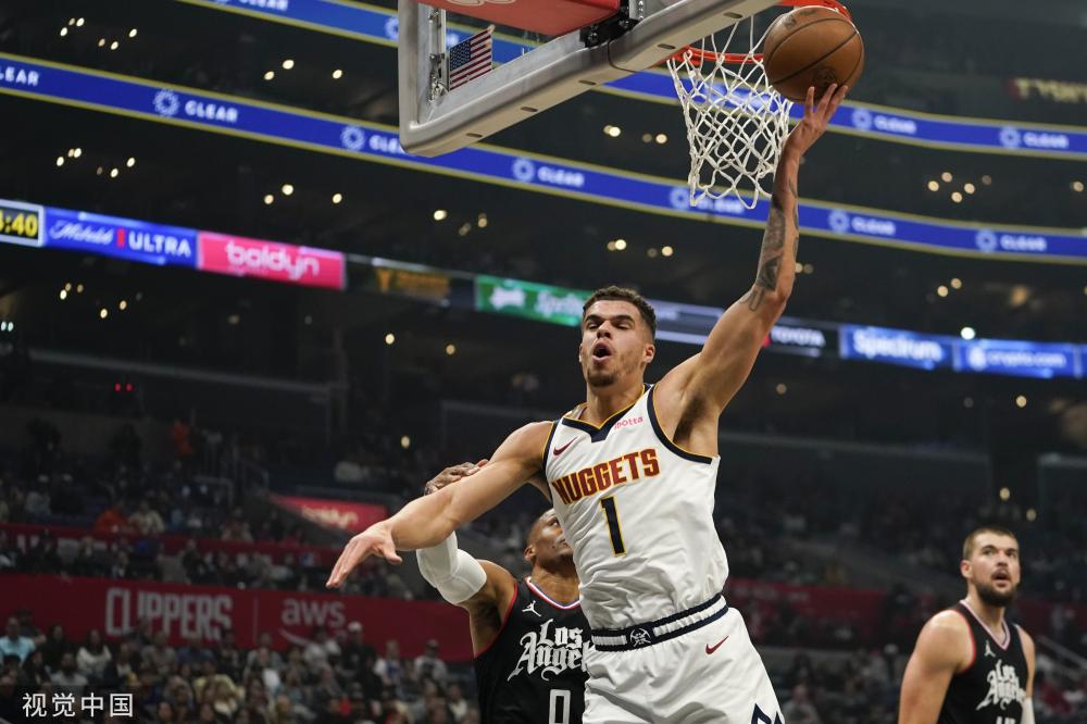 教练席上的 教练席上的