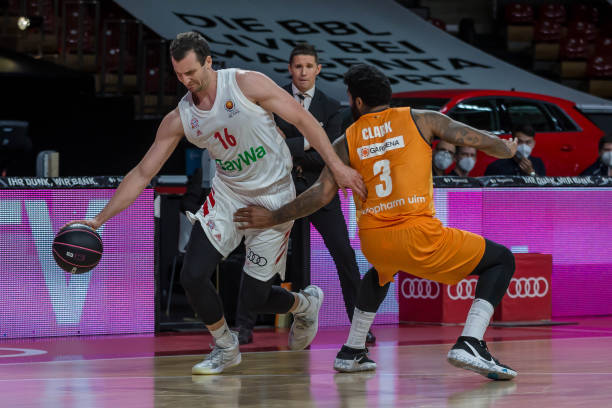 尔卡宁的高 尔卡宁的高